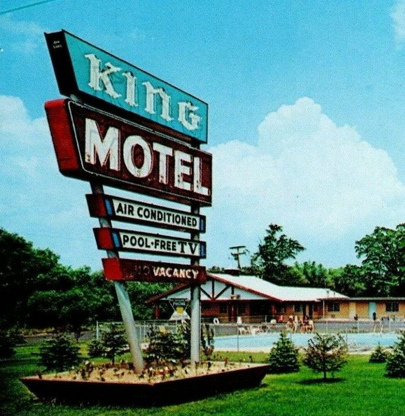 King Motel - Sign (newer photo)
